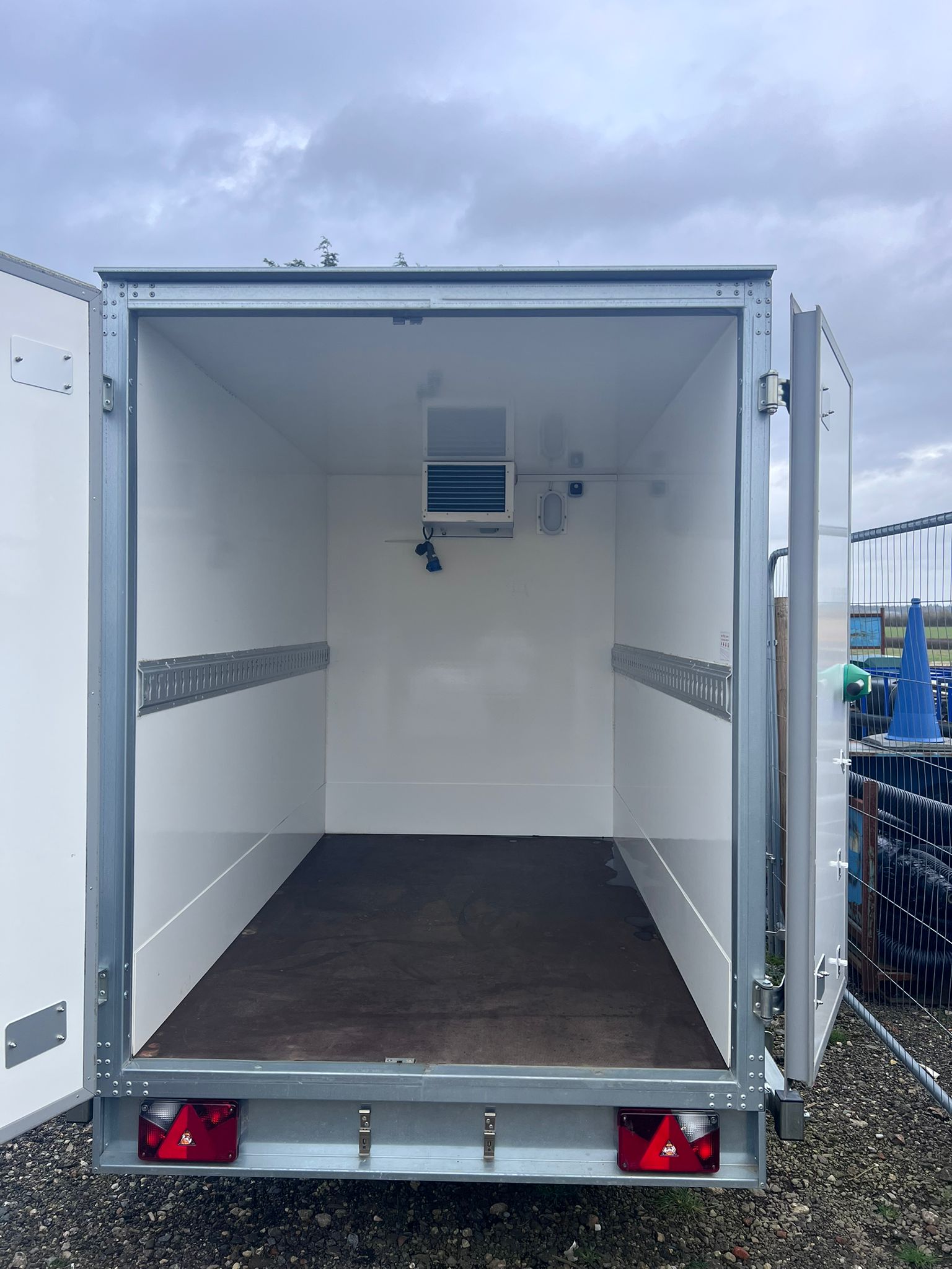 RT08-106 2.4m Chiller Trailer